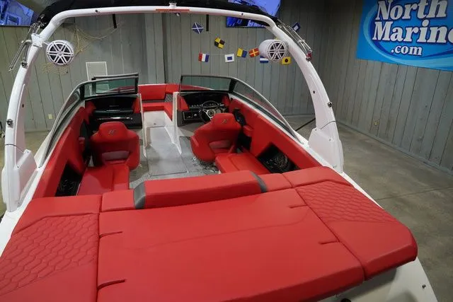 Slide: The Image of Four Winns H4 2025 - 24