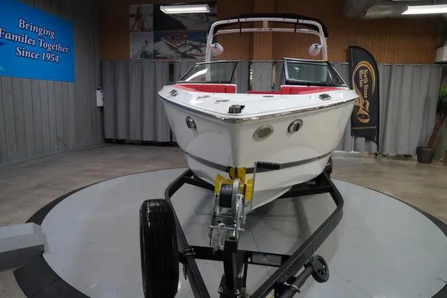 Slide: The Image of Four Winns H4 2025 - 3