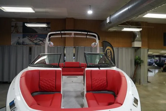 Slide: The Image of Four Winns H4 2025 - 4