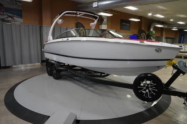 Slide: The Image of Four Winns H4 2025 - 5