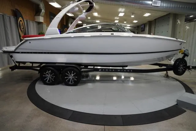 Slide: The Image of Four Winns H4 2025 - 6