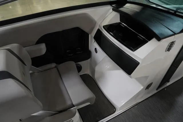 Slide: The Image of Four Winns H6 OB 2023 - 11