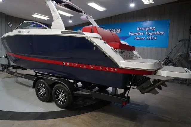 Slide: The Image of Four Winns H6 2025 - 10