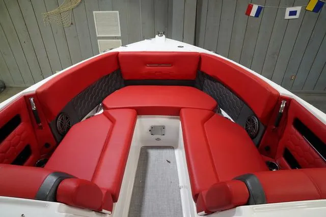 Slide: The Image of Four Winns H6 2025 - 11