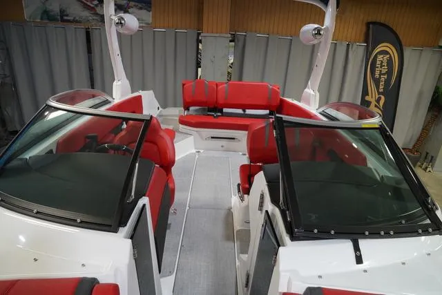 Slide: The Image of Four Winns H6 2025 - 12