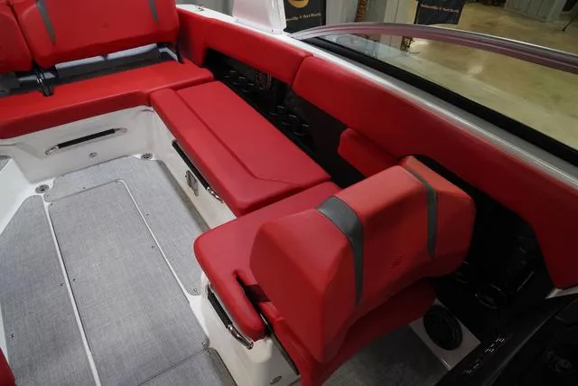 Slide: The Image of Four Winns H6 2025 - 14