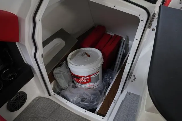 Slide: The Image of Four Winns H6 2025 - 15