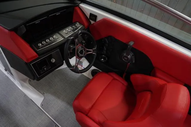 Slide: The Image of Four Winns H6 2025 - 16