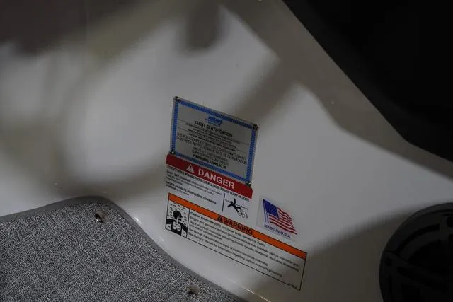 Slide: The Image of Four Winns H6 2025 - 17