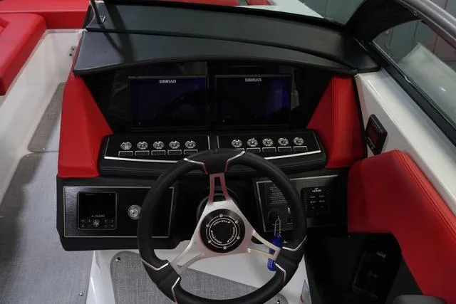 Slide: The Image of Four Winns H6 2025 - 18