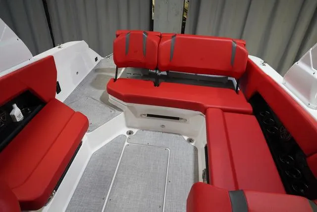 Slide: The Image of Four Winns H6 2025 - 19