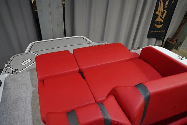 Slide: The Image of Four Winns H6 2025 - 21