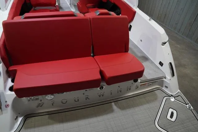 Slide: The Image of Four Winns H6 2025 - 23