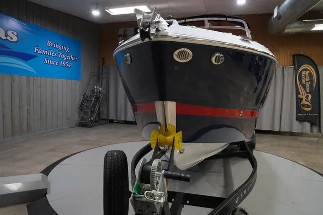 Slide: The Image of Four Winns H6 2025 - 3