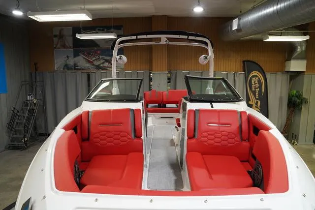 Slide: The Image of Four Winns H6 2025 - 4