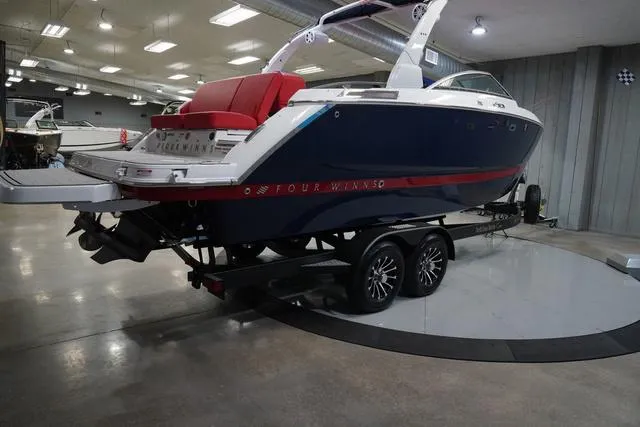 Slide: The Image of Four Winns H6 2025 - 7