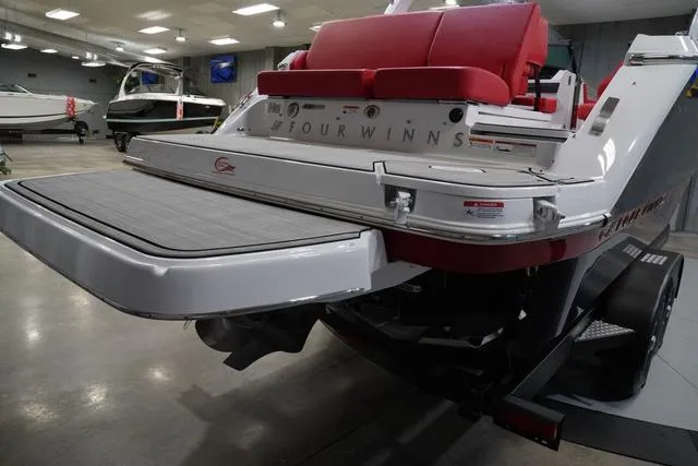 Slide: The Image of Four Winns H6 2025 - 8