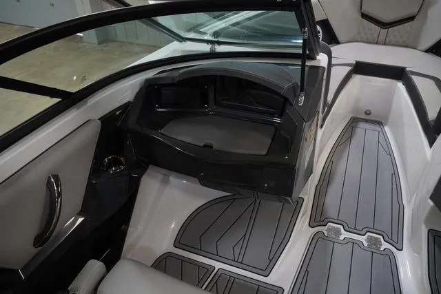 Slide: The Image of Monterey 238SS Super Sport 2025 - 15