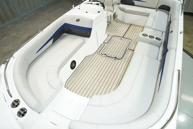 Slide: The Image of Hurricane SunDeck Sport 201 IO 2024 - 10