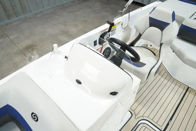 Slide: The Image of Hurricane SunDeck Sport 201 IO 2024 - 12