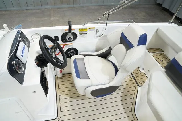 Slide: The Image of Hurricane SunDeck Sport 201 IO 2024 - 13