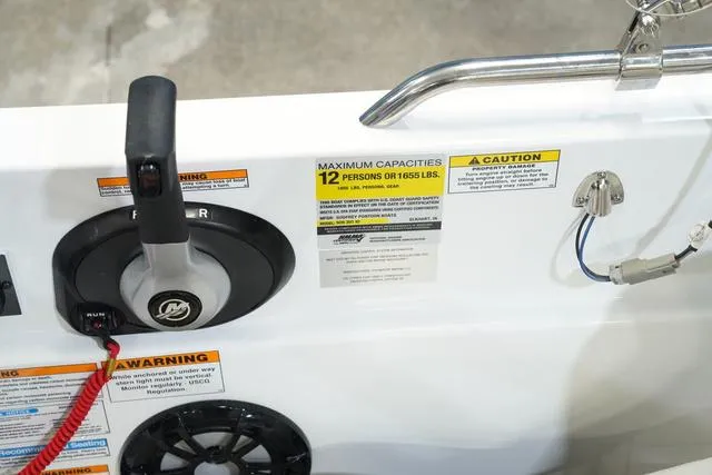 Slide: The Image of Hurricane SunDeck Sport 201 IO 2024 - 14