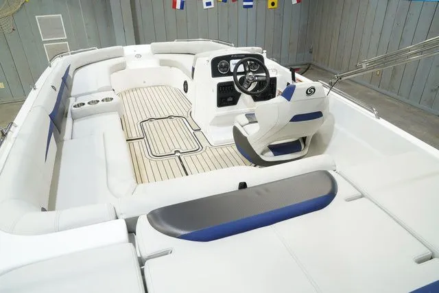 Slide: The Image of Hurricane SunDeck Sport 201 IO 2024 - 19