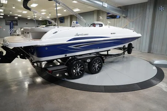 Slide: The Image of Hurricane SunDeck Sport 201 IO 2024 - 6