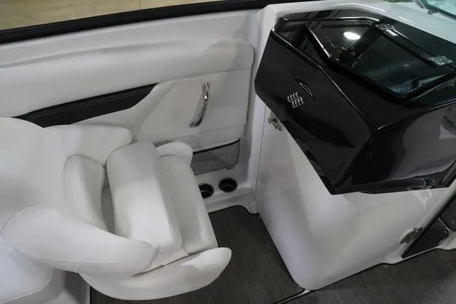 Slide: The Image of Four Winns HD8 OB 2025 - 13