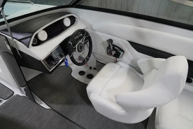 Slide: The Image of Four Winns HD8 OB 2025 - 15