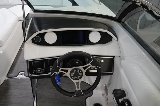 Slide: The Image of Four Winns HD8 OB 2025 - 17