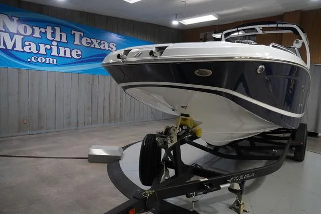 Slide: The Image of Four Winns HD8 OB 2025 - 3