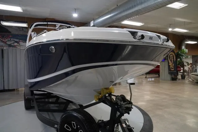 Slide: The Image of Four Winns HD8 OB 2025 - 4