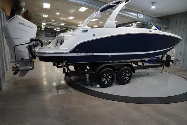 Slide: The Image of Four Winns HD8 OB 2025 - 7