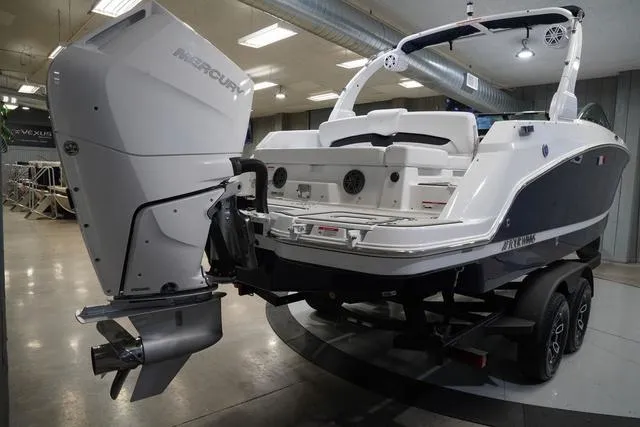 Slide: The Image of Four Winns HD8 OB 2025 - 8