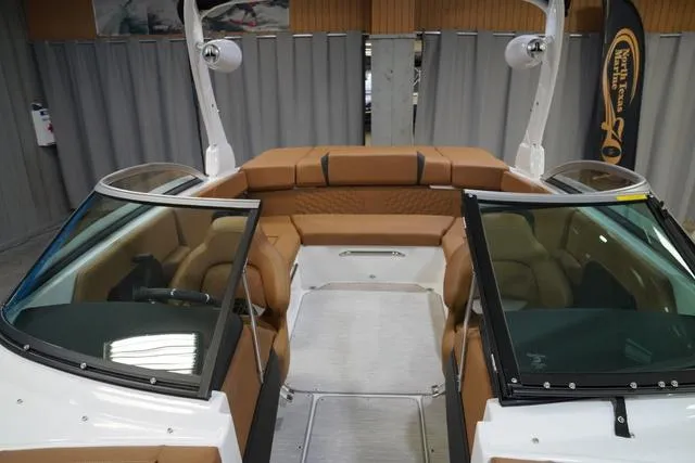 Slide: The Image of Four Winns H4 Surf 2025 - 11