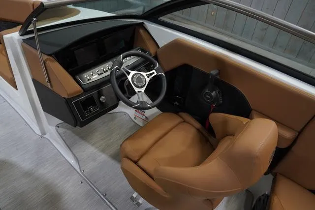 Slide: The Image of Four Winns H4 Surf 2025 - 14