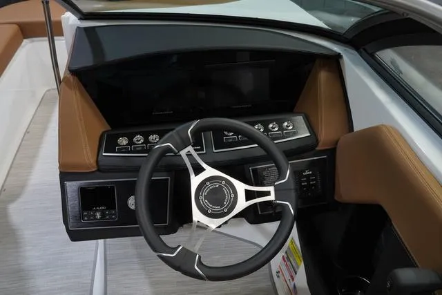 Slide: The Image of Four Winns H4 Surf 2025 - 16