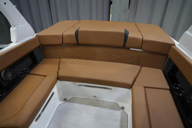 Slide: The Image of Four Winns H4 Surf 2025 - 17