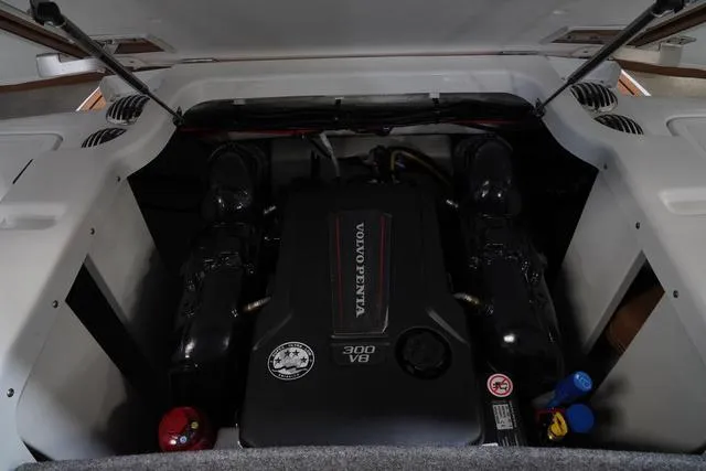 Slide: The Image of Four Winns H4 Surf 2025 - 18