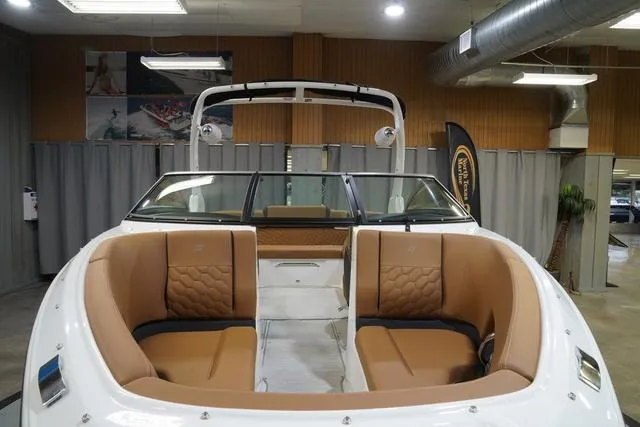 Slide: The Image of Four Winns H4 Surf 2025 - 3