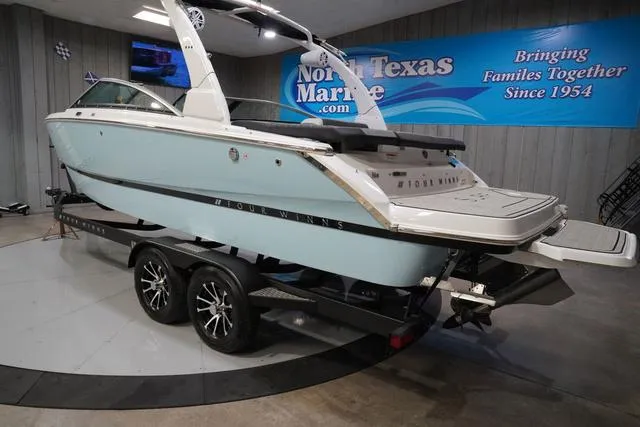 Slide: The Image of Four Winns H4 Surf 2025 - 10