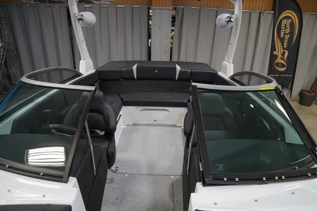 Slide: The Image of Four Winns H4 Surf 2025 - 12