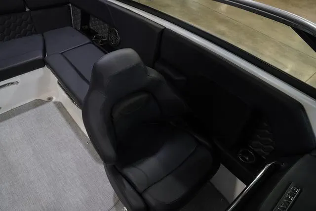 Slide: The Image of Four Winns H4 Surf 2025 - 13