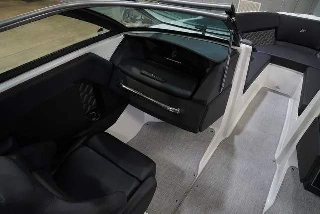 Slide: The Image of Four Winns H4 Surf 2025 - 15