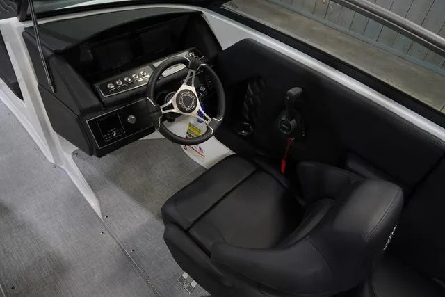 Slide: The Image of Four Winns H4 Surf 2025 - 17