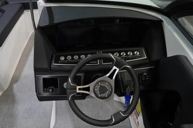 Slide: The Image of Four Winns H4 Surf 2025 - 19