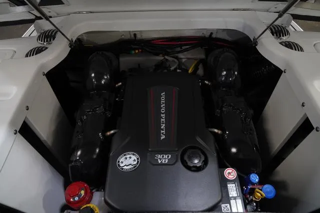 Slide: The Image of Four Winns H4 Surf 2025 - 21