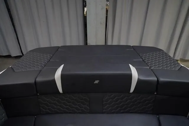 Slide: The Image of Four Winns H4 Surf 2025 - 22