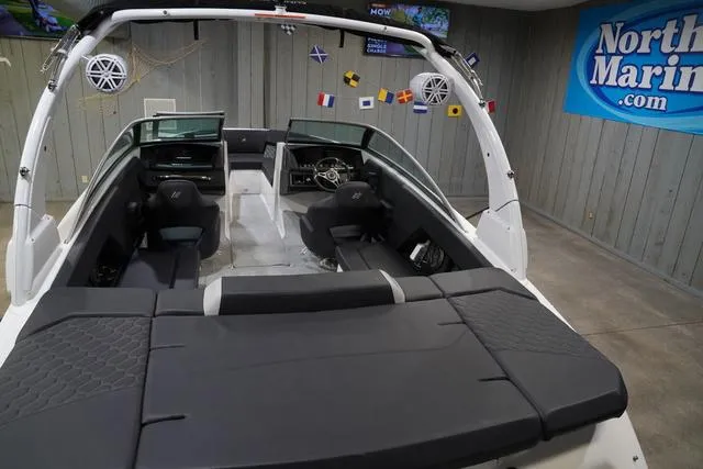 Slide: The Image of Four Winns H4 Surf 2025 - 24